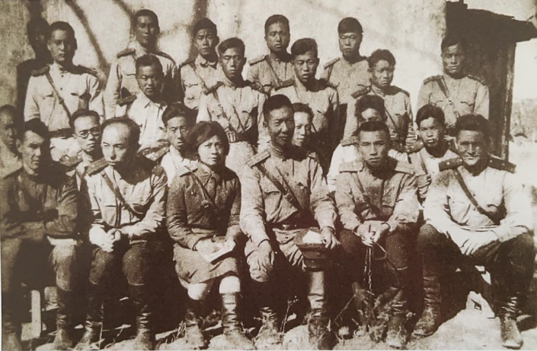周保中（前排左四）与抗联教导旅的同志们.png