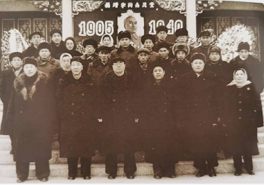 周保中（左二）与抗联老战士参加公祭杨靖宇将军活动.png