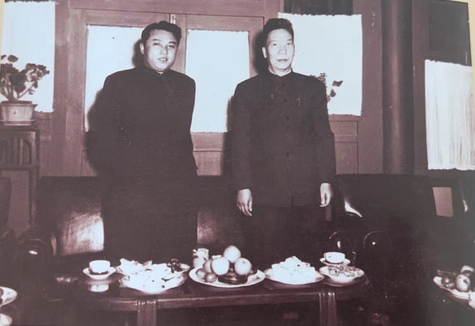 1954年12月22日金日成首相来我国访问，到颐和园与周保中同志会面时合影。.jpg