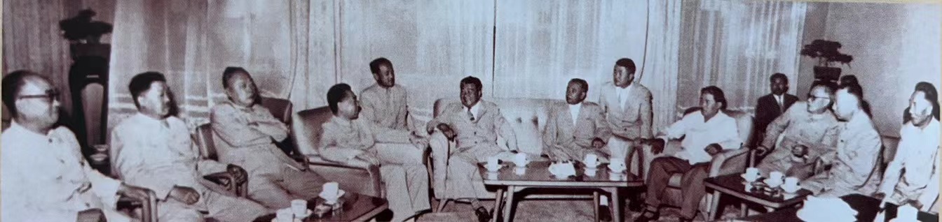 1963年，周恩来总理设宴招待前来中国访问的朝鲜人民民主主义共和国崔庸健委员长，周保中出席了宴会，图为宴会前宾主亲切交谈。.jpg