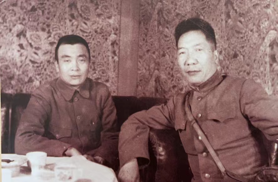 东北民主联军副总司令周保中(右）与总政治部主任谭政同志拍摄于1947年初夏哈尔滨总部。.jpg