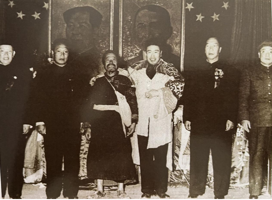 周保中（右二）在云南第一届人民代表会议上.png