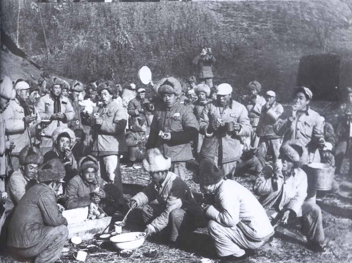 13、田间午餐.png